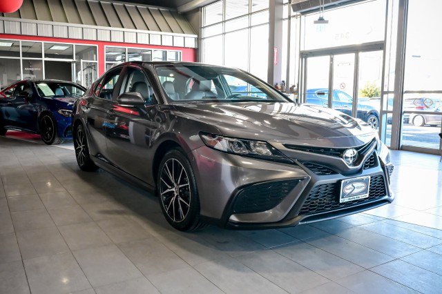 Used 2024 Toyota Camry SE FWD image 3