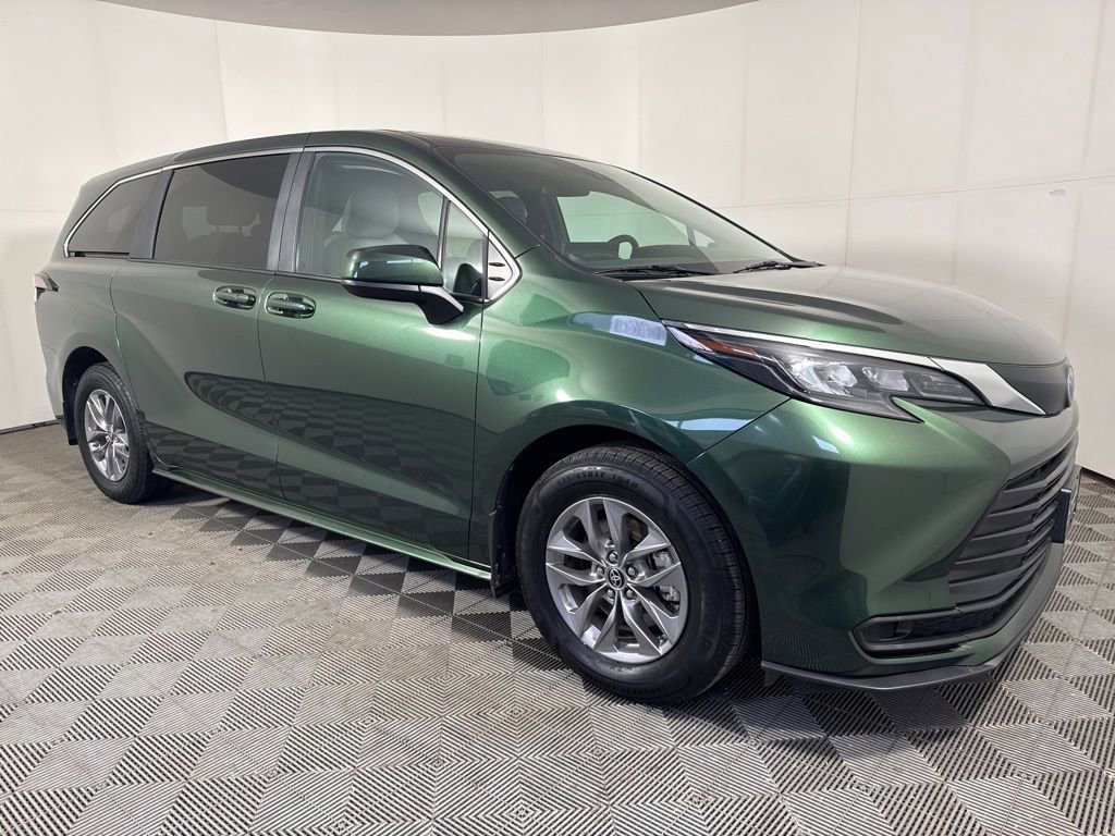 Used 2025 Toyota Sienna LE image 10