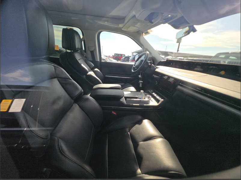 Used 2025 Lincoln Navigator Reserve AWD/4WD image 4