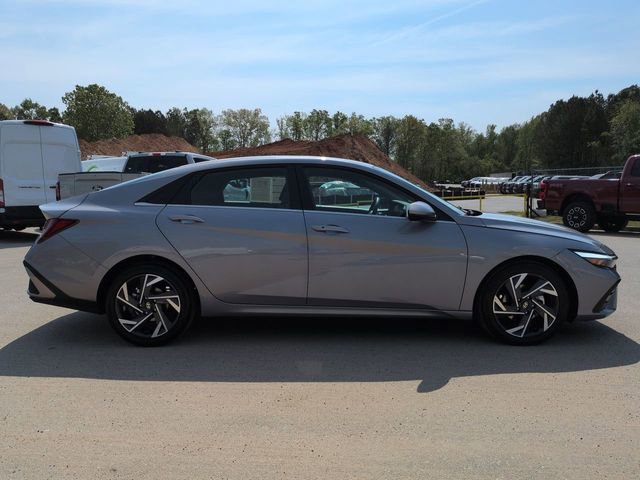 Used 2025 Hyundai Elantra SEL FWD image 3