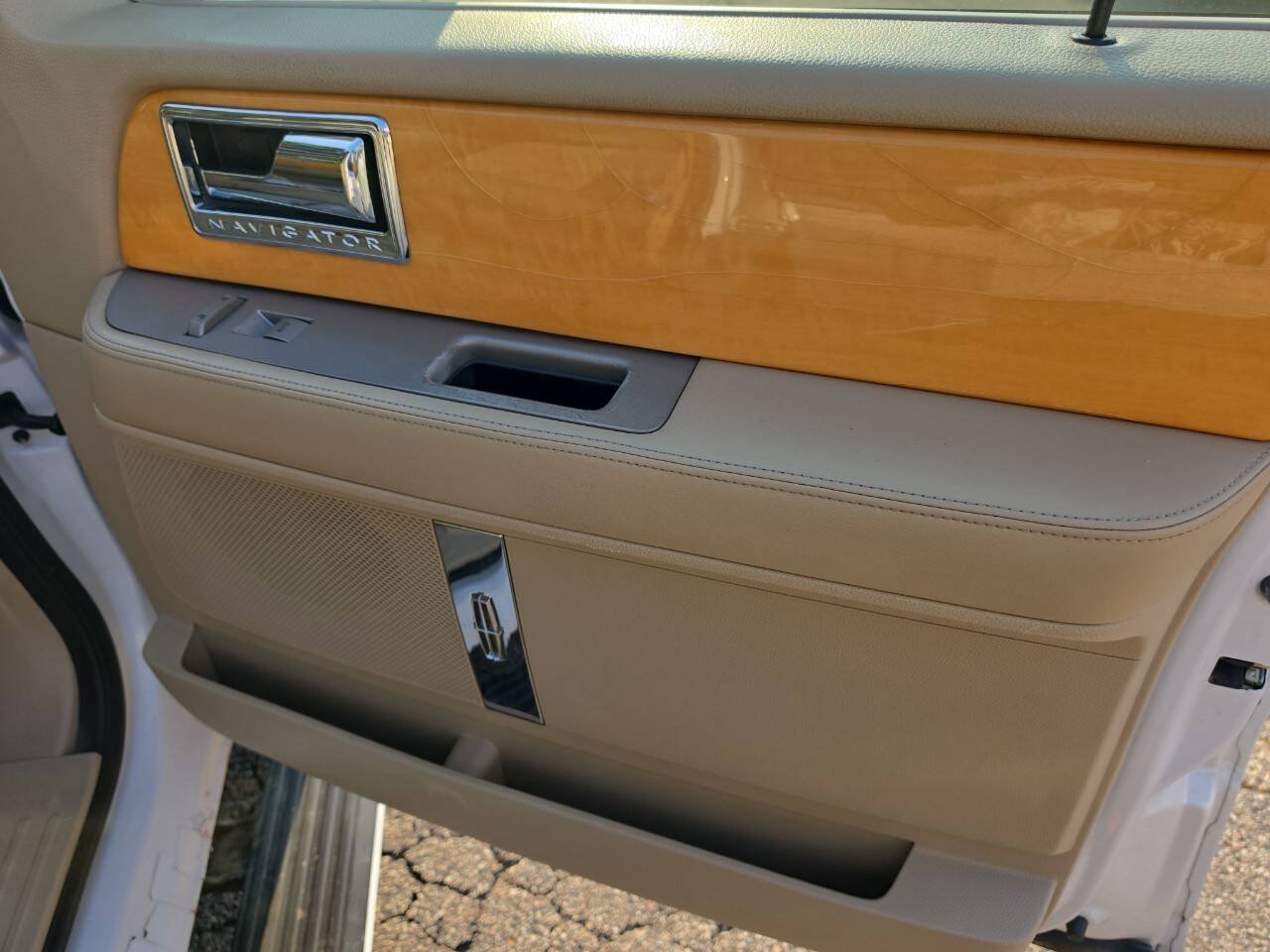 Used 2010 Lincoln Navigator 4WD image 8