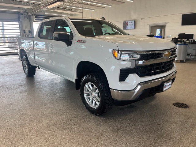 Used 2024 Chevrolet Silverado 1500 LT w/ Z71 Off-Road Package AWD/4WD image 3