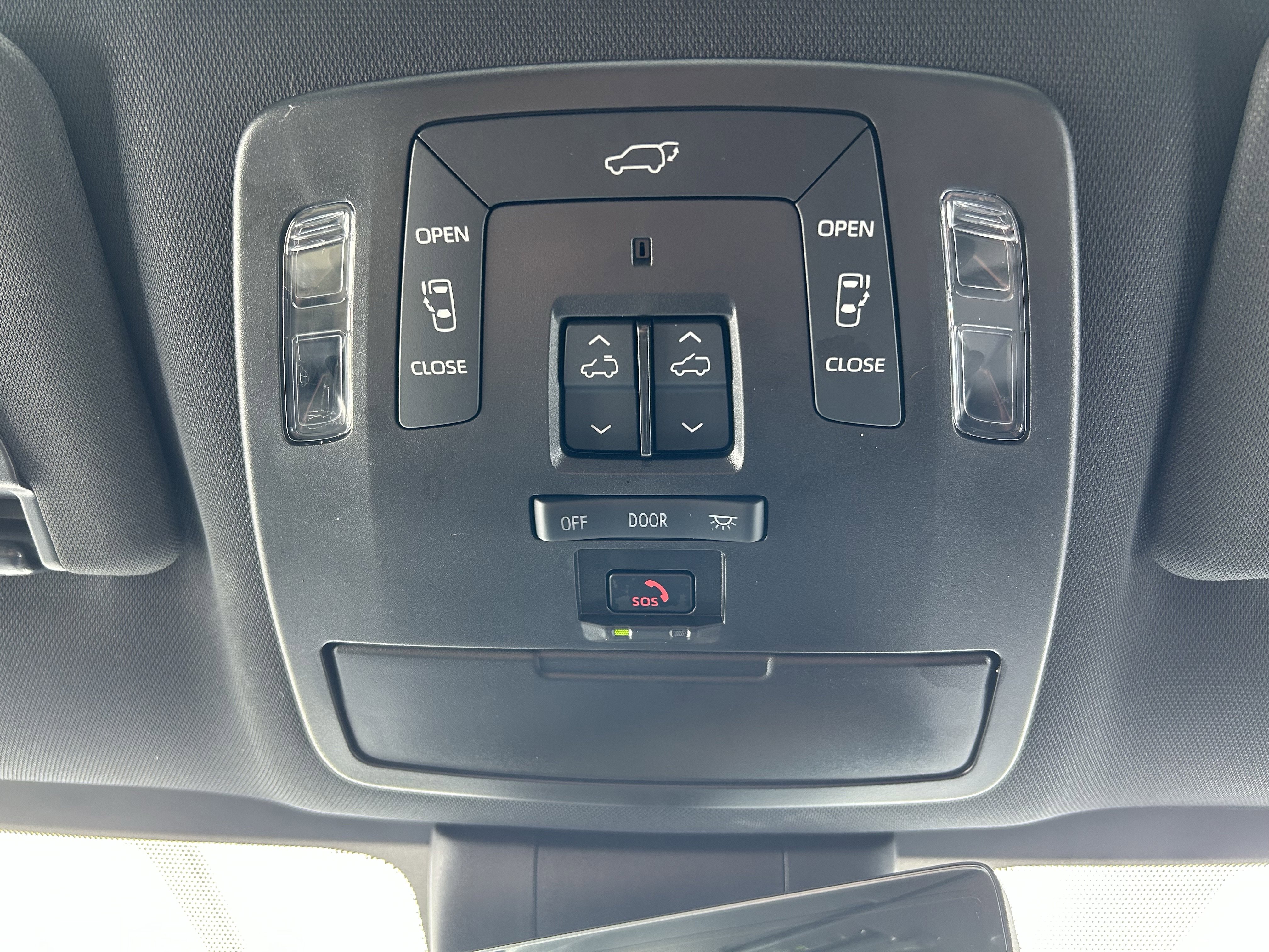 Used 2025 Toyota Sienna Limited image 37