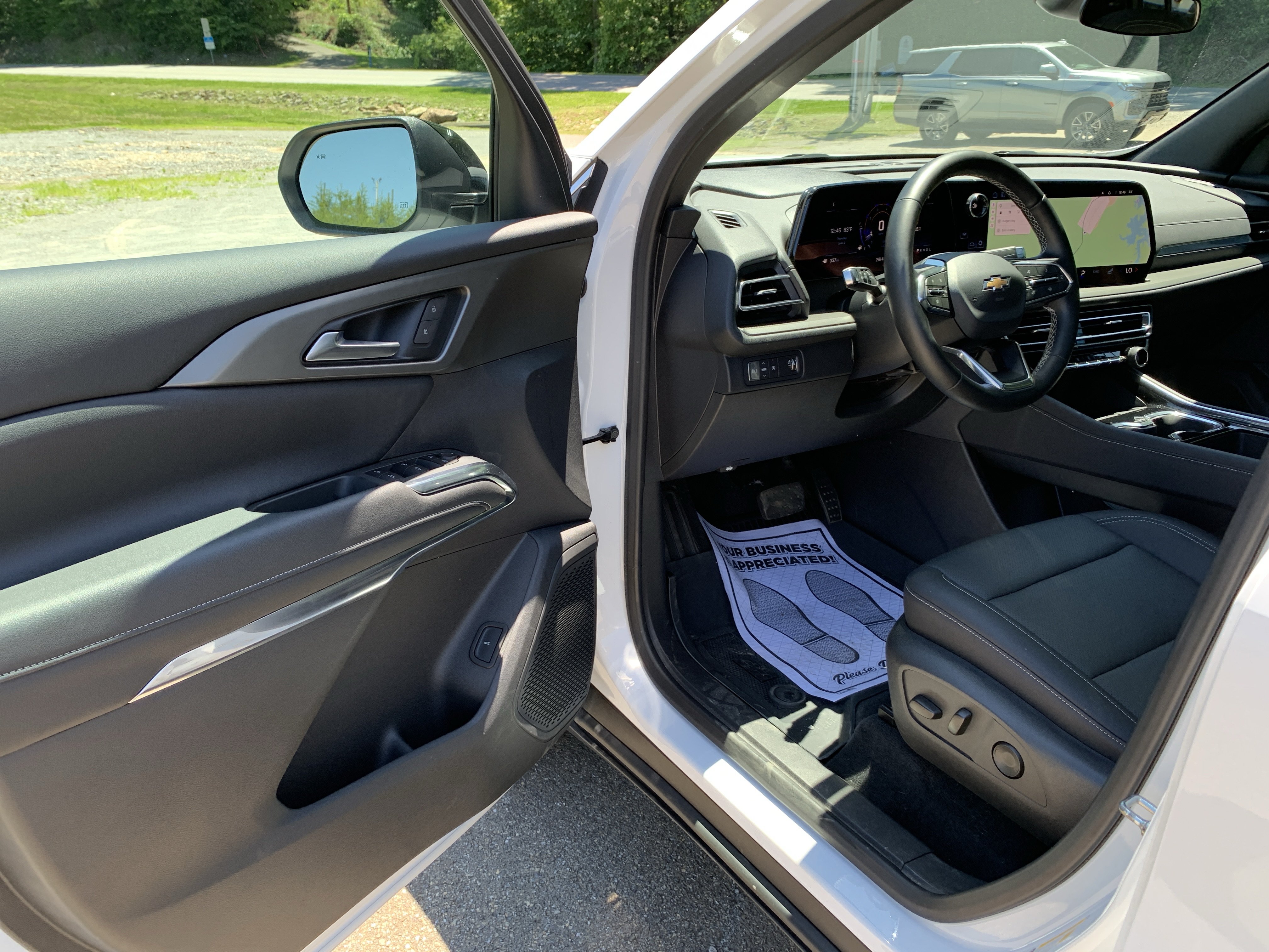 Used 2025 Chevrolet Traverse LT w/ Sun and Wheel Package FWD image 6