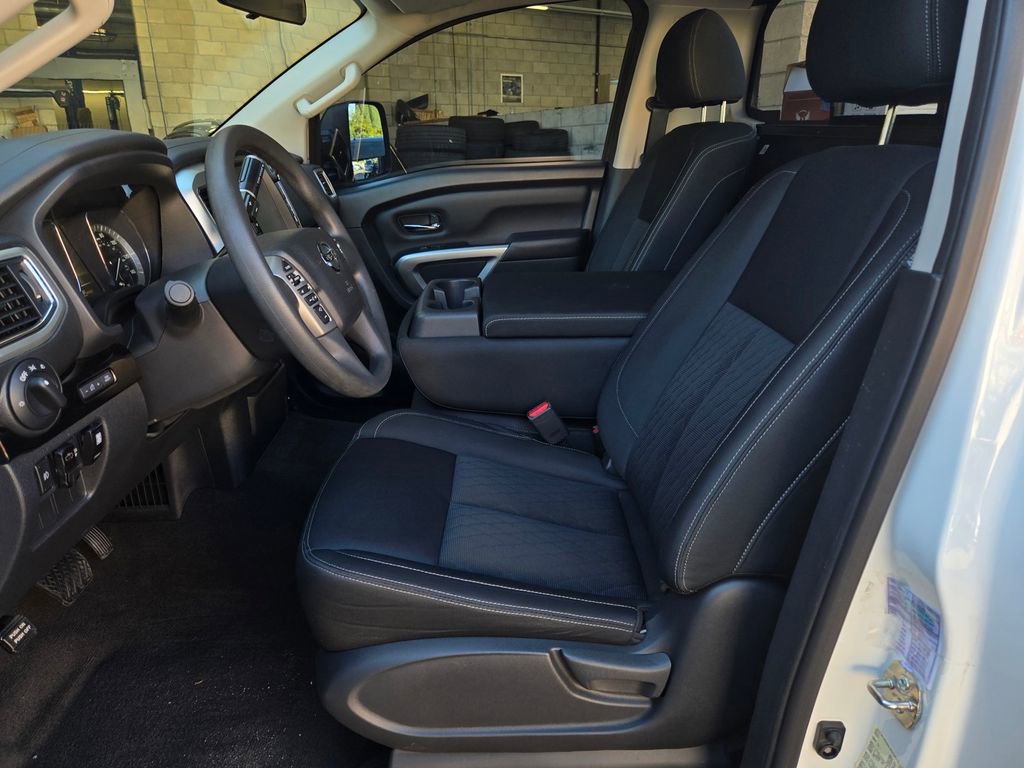 Used 2018 Nissan Titan SV image 15