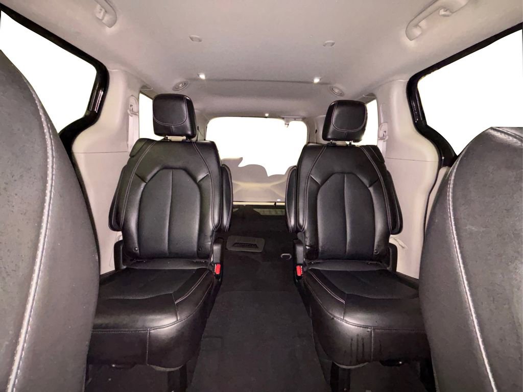 Used 2024 Chrysler Pacifica Touring-L image 11