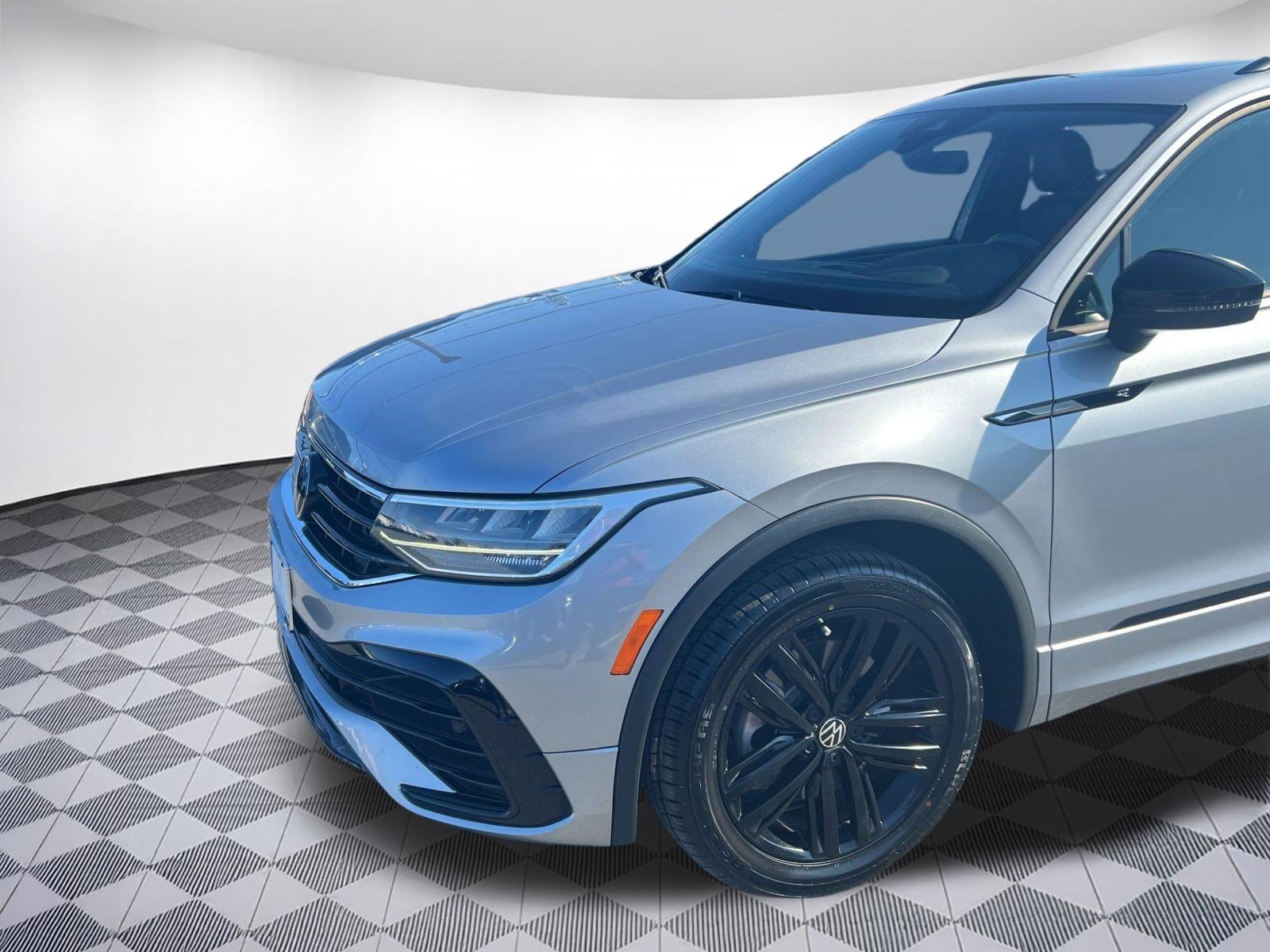 Used 2022 Volkswagen Tiguan SE R-Line FWD image 20