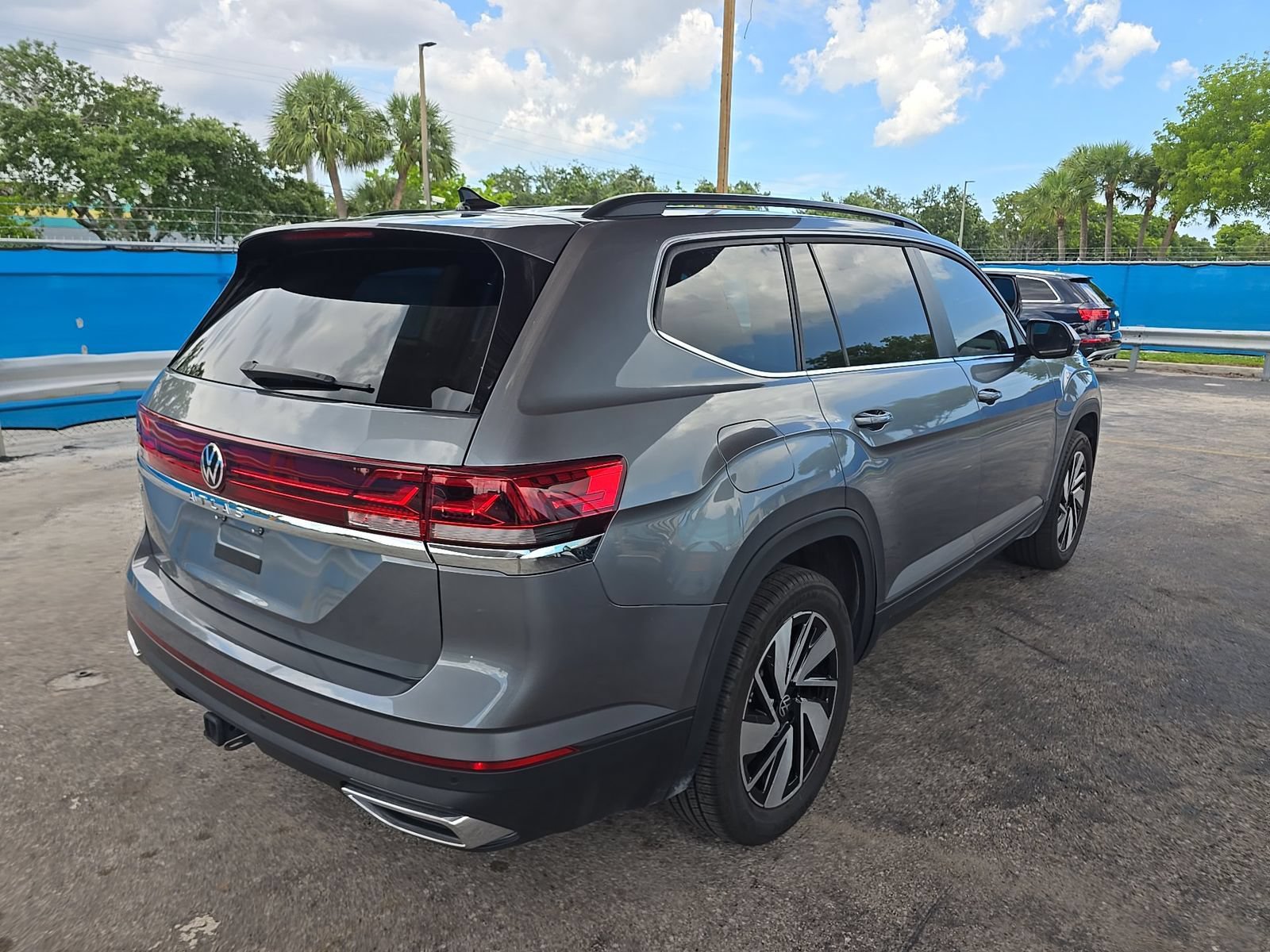 Used 2025 Volkswagen Atlas SE FWD image 7