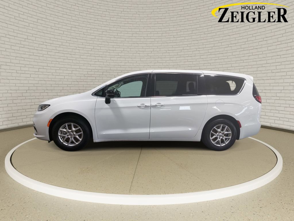 Used 2024 Chrysler Pacifica Touring-L FWD image 8
