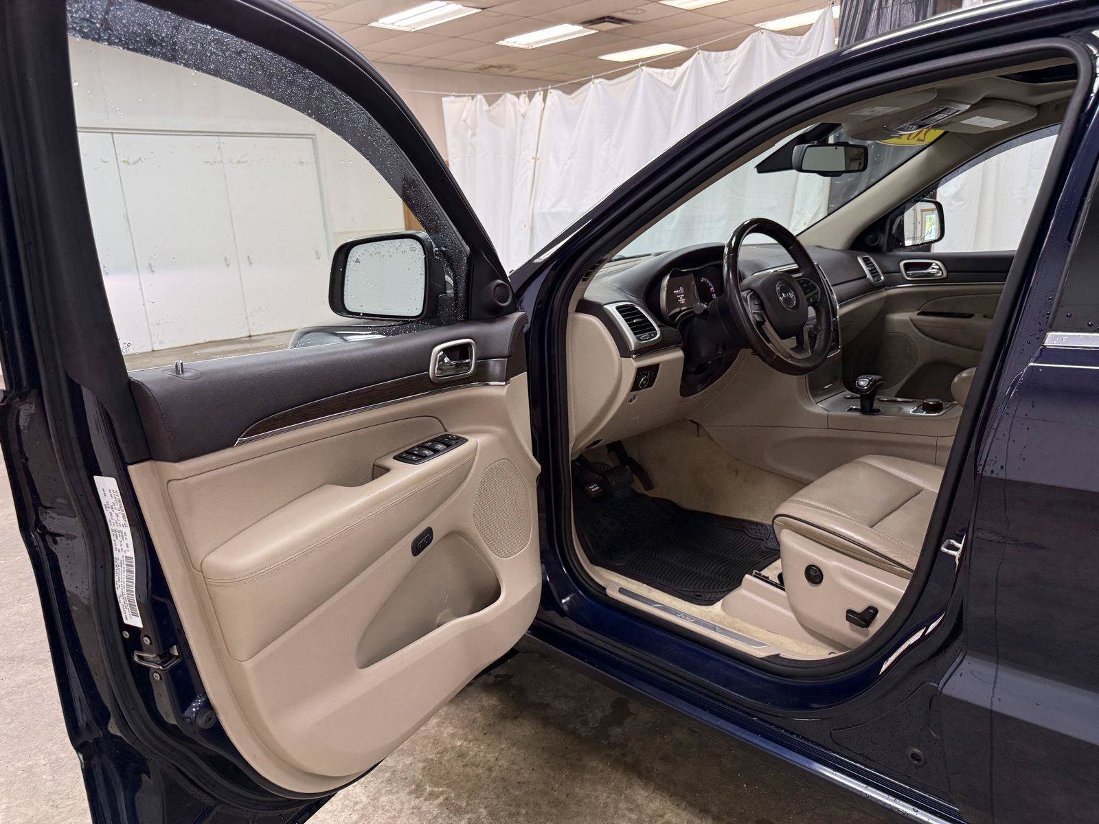 Used 2014 Jeep Grand Cherokee Overland w/ Advanced Technology Group AWD/4WD image 8