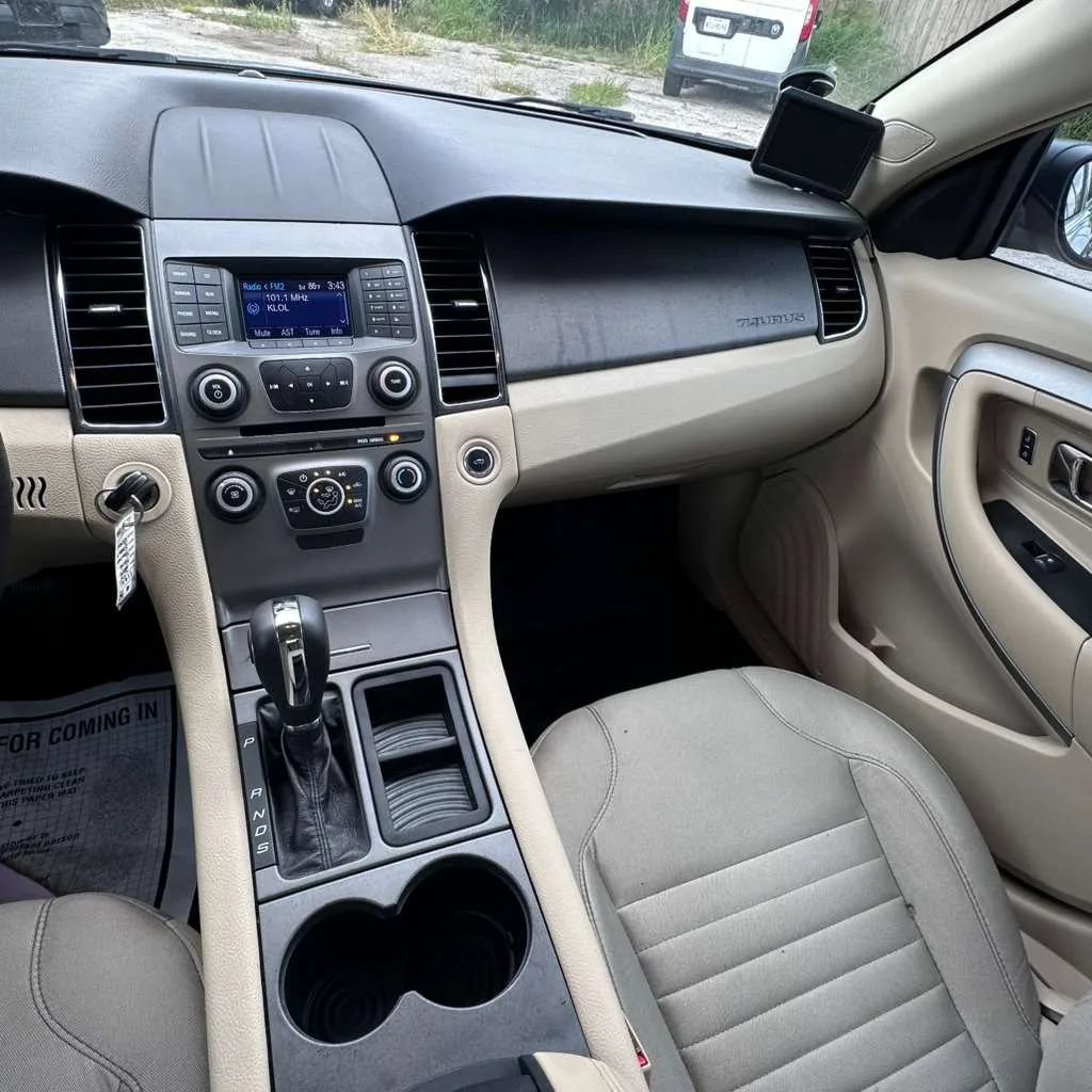 Used 2014 Ford Taurus SE FWD image 11