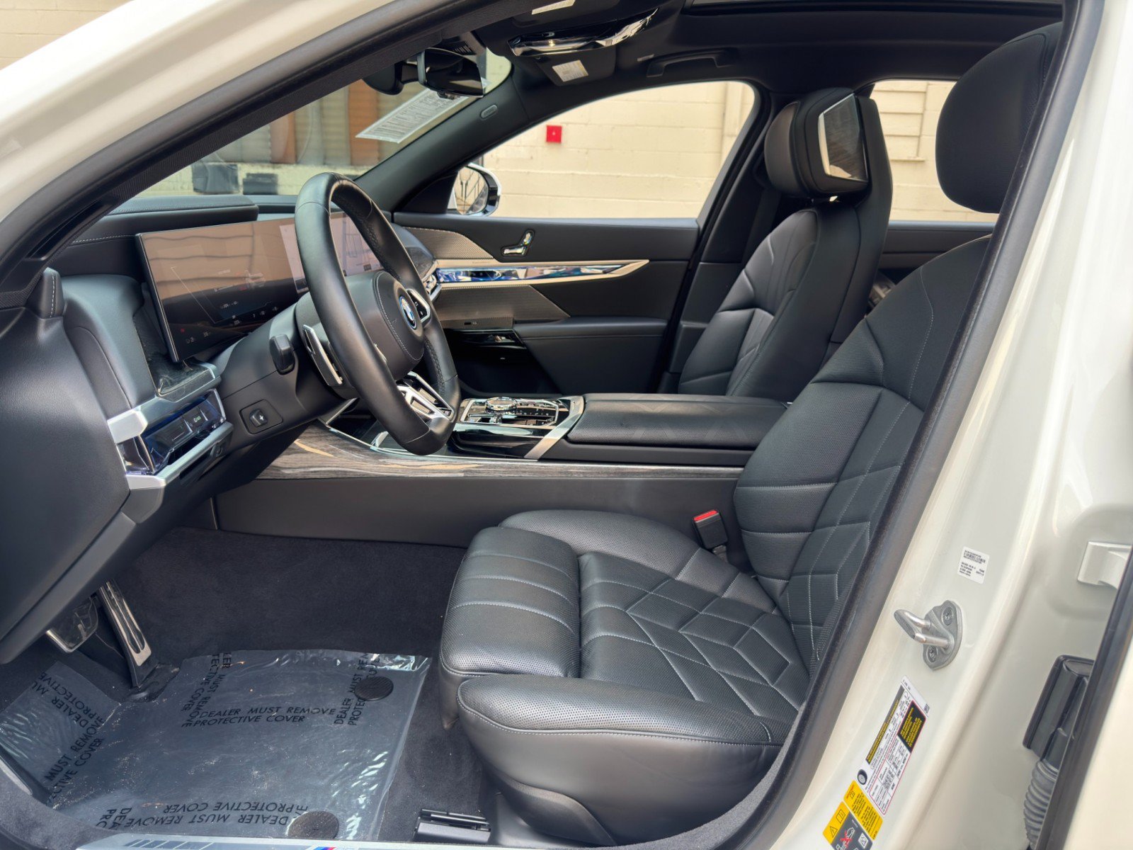 Used 2024 BMW i7 xDrive60 w/ Premium Package AWD/4WD image 16