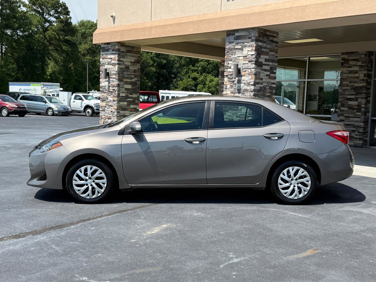 Used 2019 Toyota Corolla LE FWD image 2