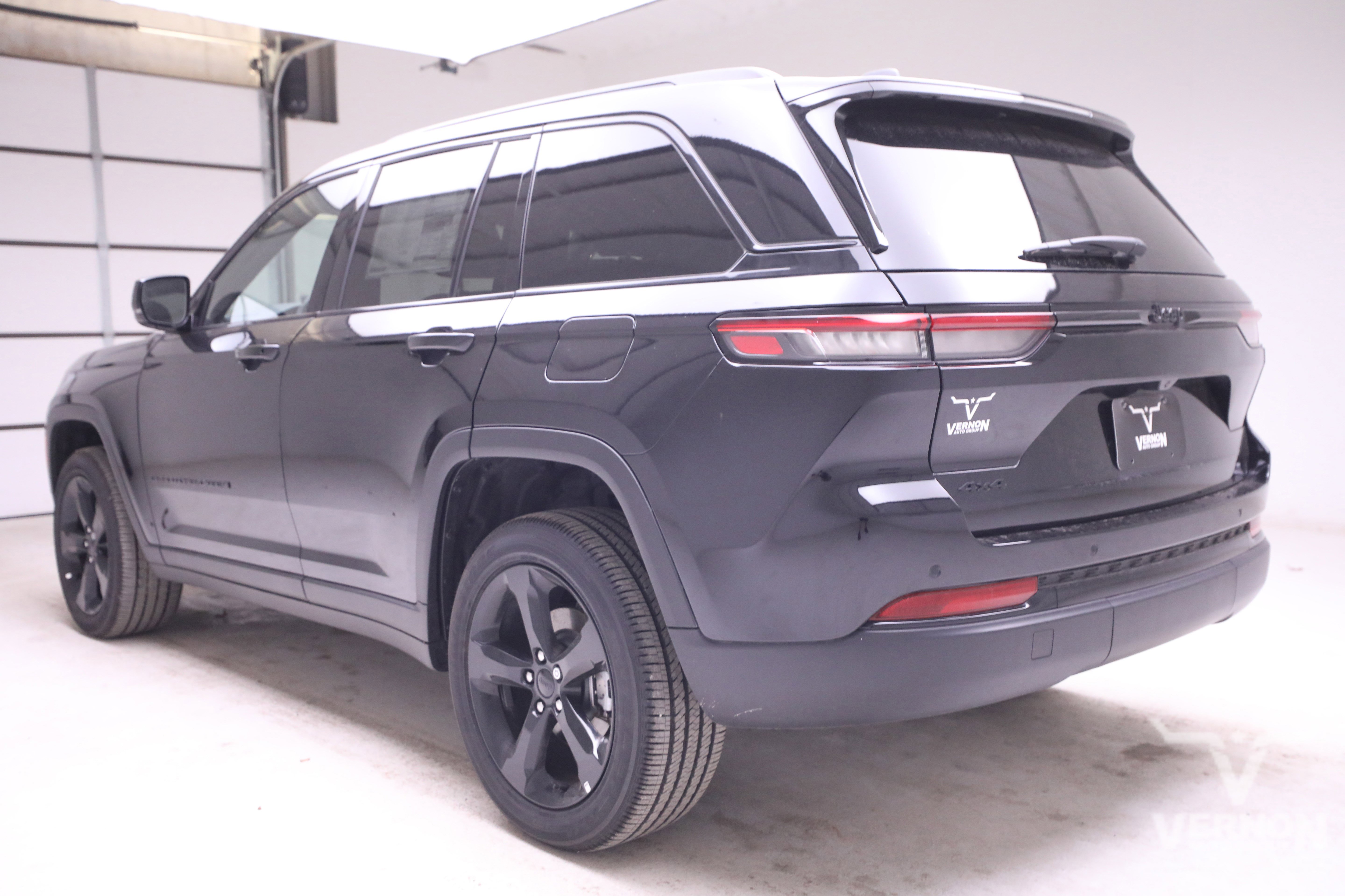 New 2025 Jeep Grand Cherokee Altitude image 3
