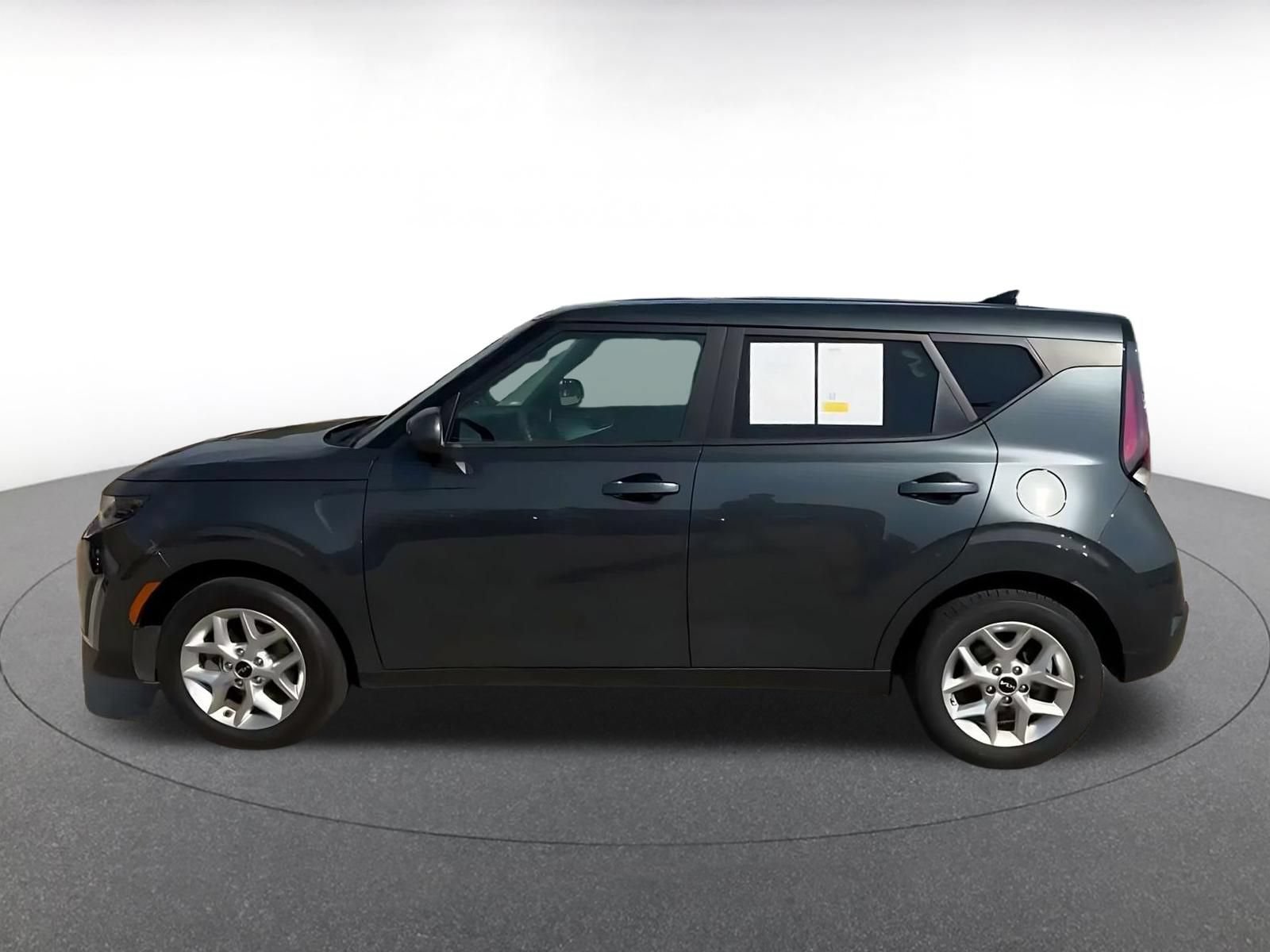 Used 2025 Kia Soul LX w/ LX Technology Package FWD image 8