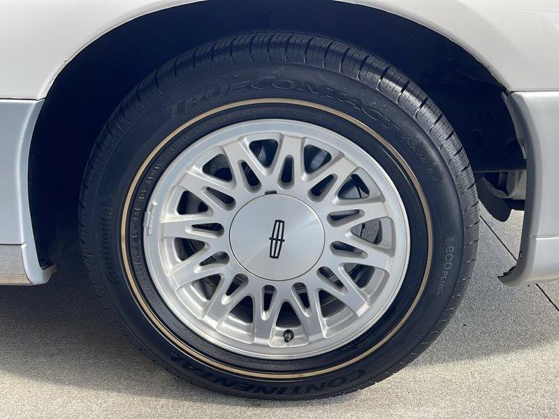Used 1999 Lincoln Town Car Signature RWD image 19