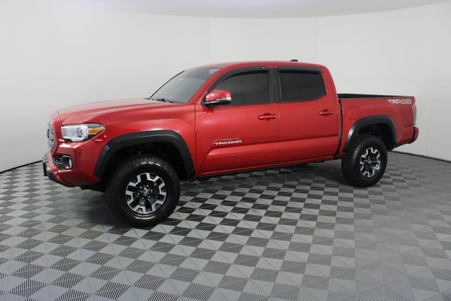 Used 2022 Toyota Tacoma TRD Off-Road image 2