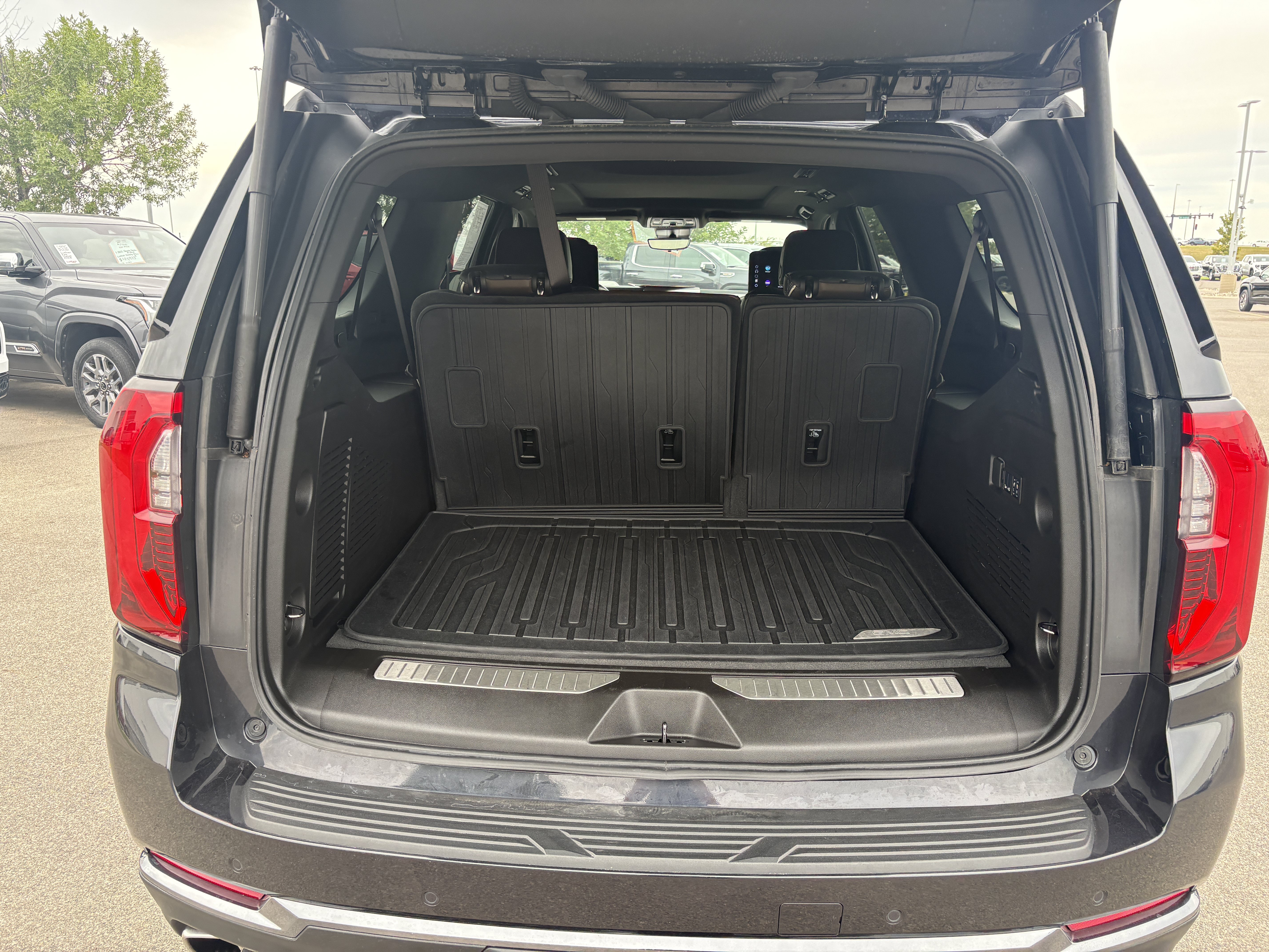 Used 2025 GMC Yukon XL Denali Ultimate AWD/4WD image 15