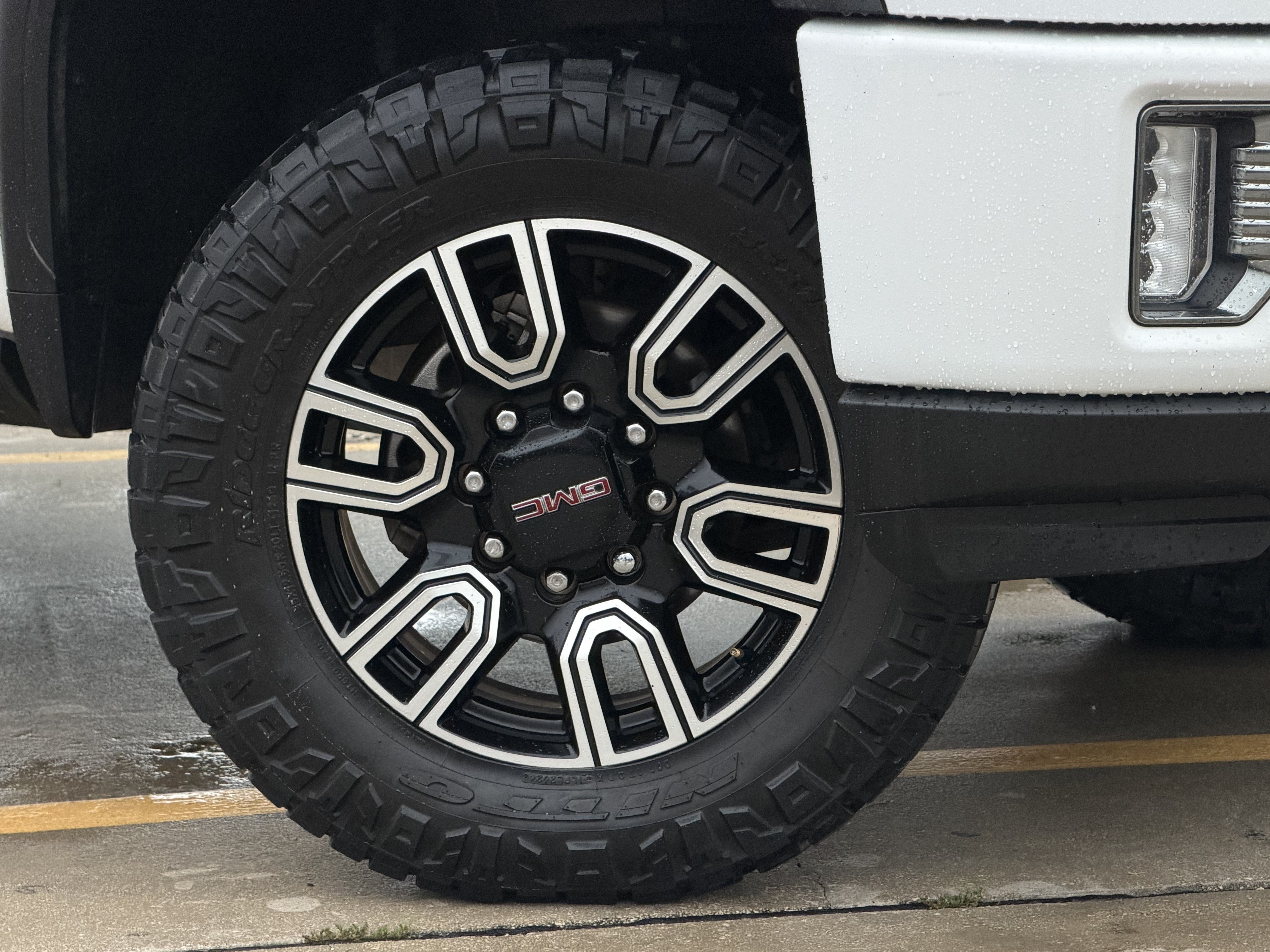 Used 2023 GMC Sierra 2500 AT4 w/ AT4 Premium Plus Package AWD/4WD image 3