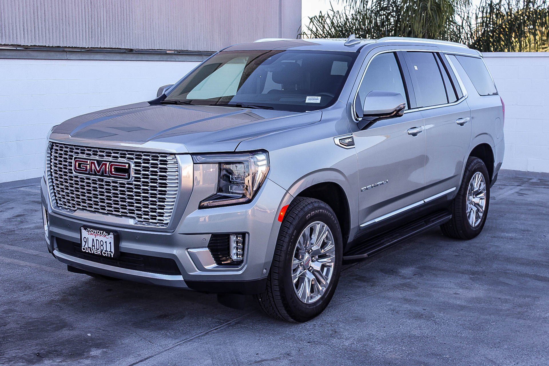 Used 2024 GMC Yukon Denali w/ Advanced Technology Package AWD/4WD image 3