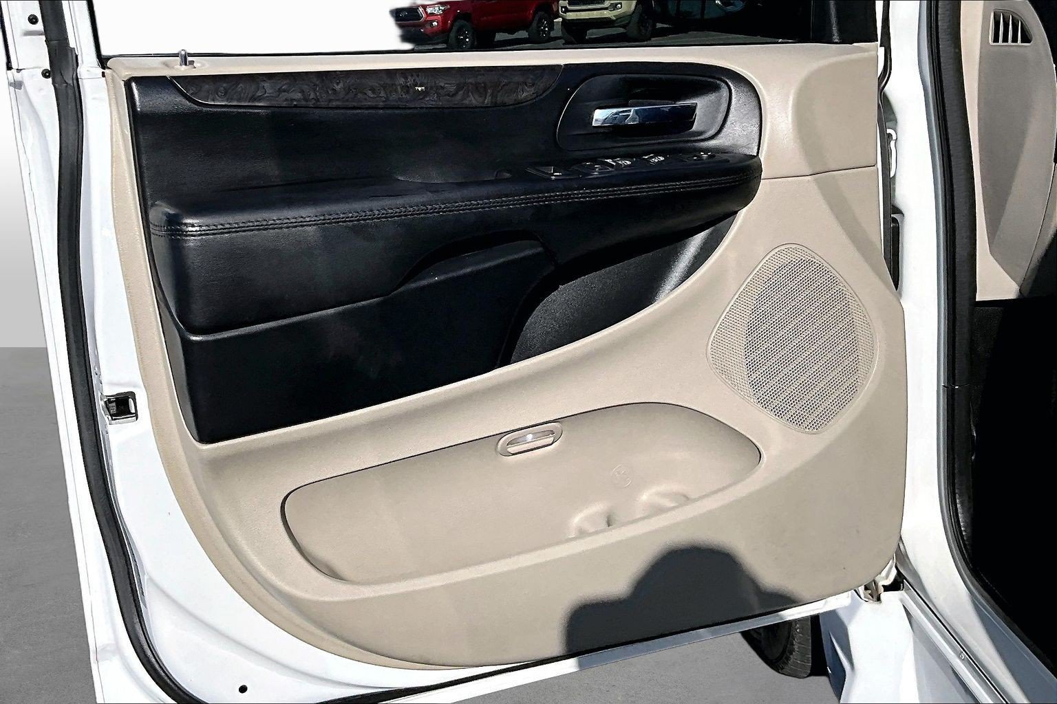 Used 2015 Dodge Grand Caravan SXT FWD image 17