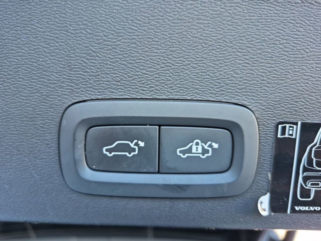 Used 2020 Volvo XC40 T5 R-Design image 12