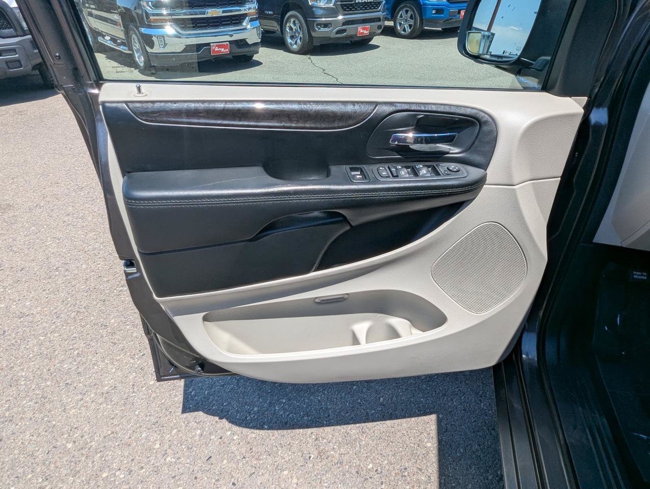 Used 2018 Dodge Grand Caravan SE w/ UConnect Hands-Free Group FWD image 9