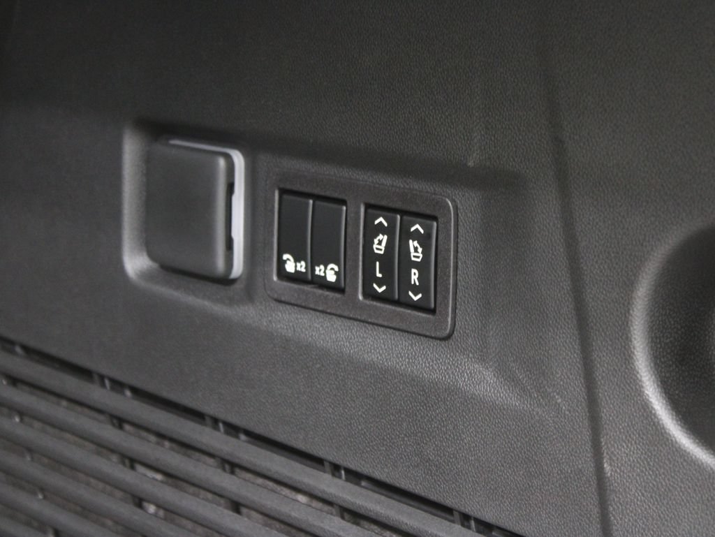 Used 2026 GMC Yukon Denali w/ Sun & Power Step Package AWD/4WD image 48