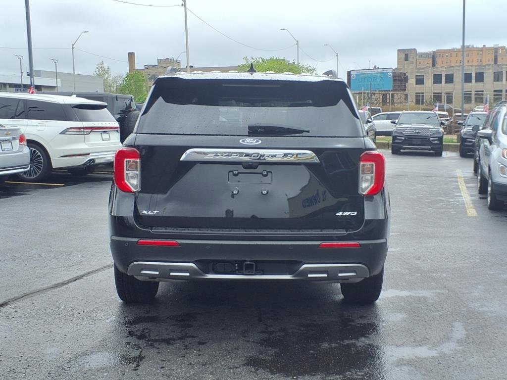 Used 2023 Ford Explorer XLT w/ Equipment Group 202A image 4