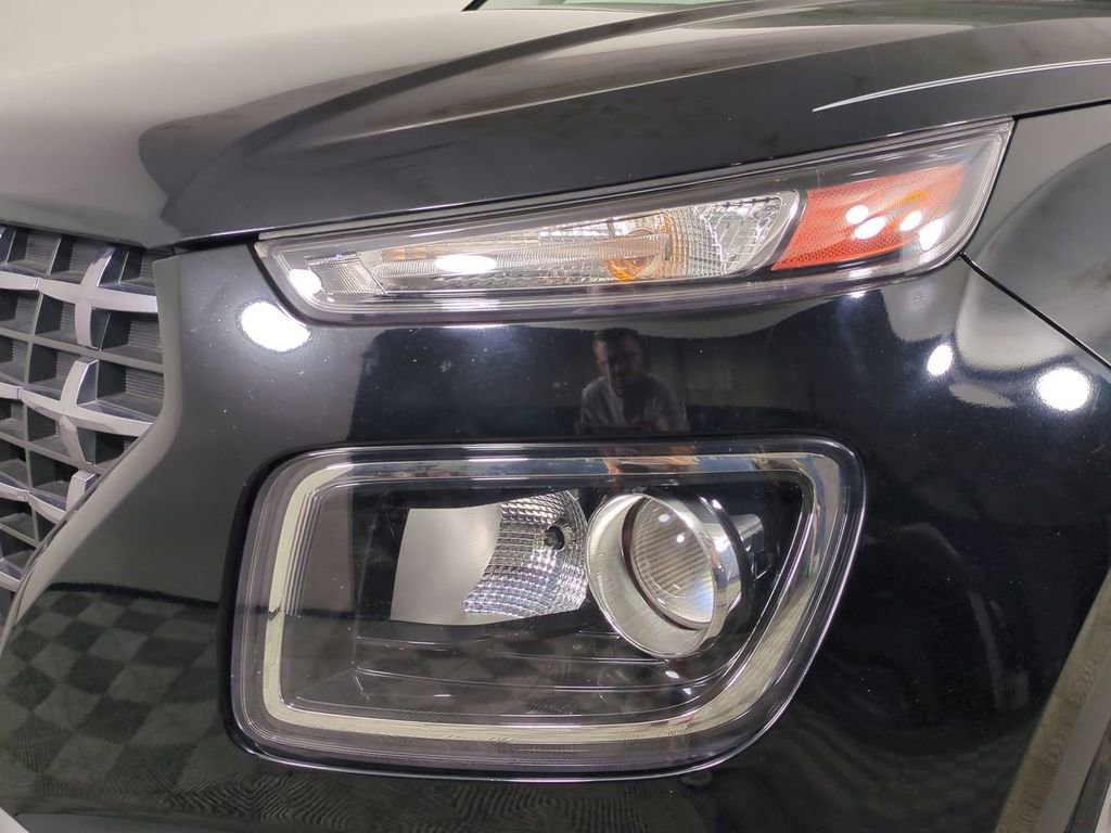 Used 2023 Hyundai Venue SEL image 10