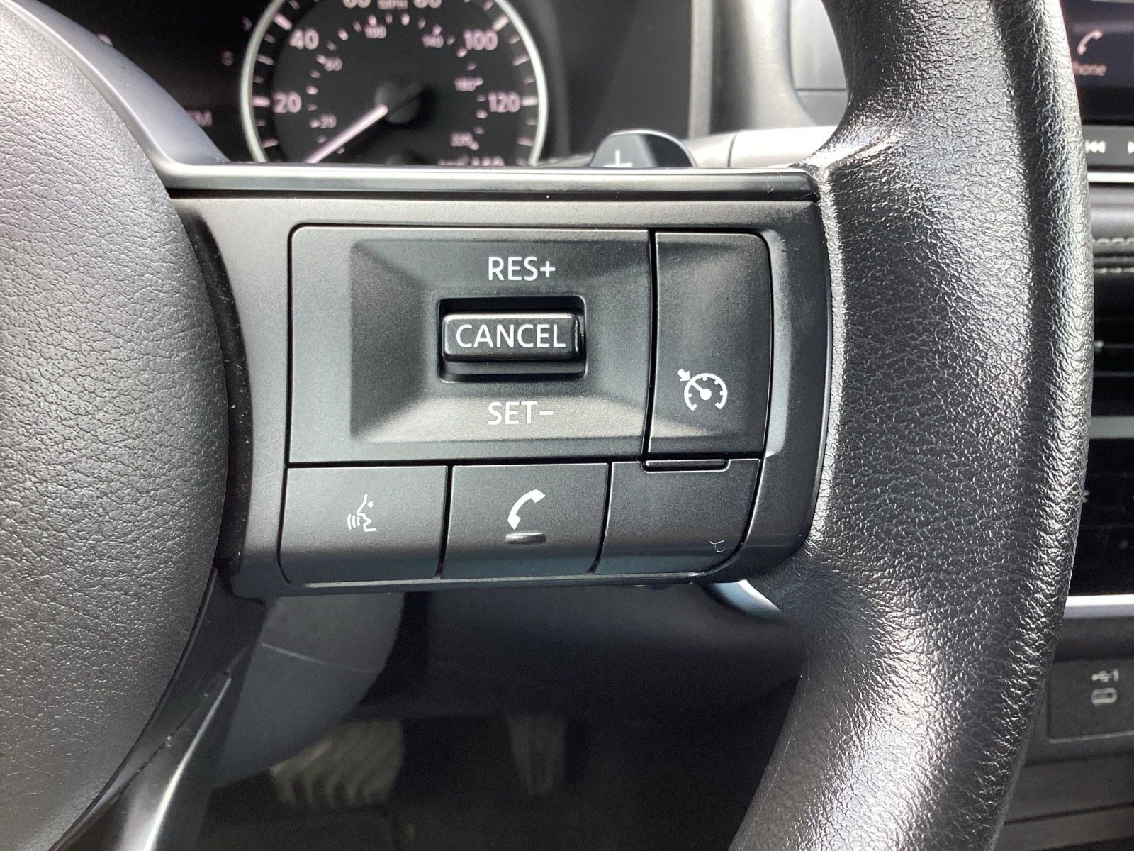 Used 2024 Nissan Rogue S FWD image 18