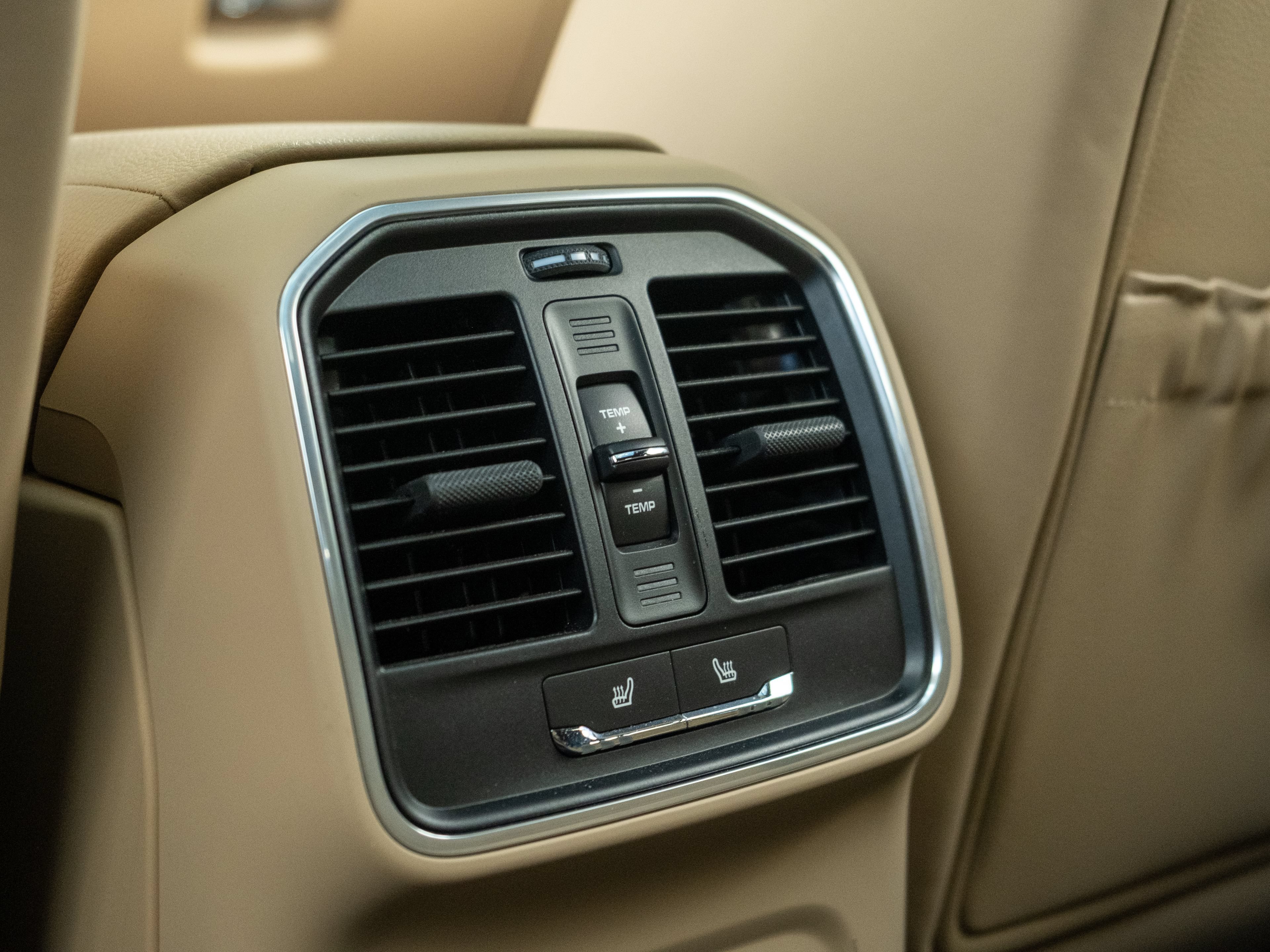Certified 2024 Porsche Macan AWD/4WD image 34