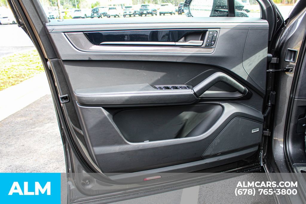 Used 2025 Porsche Cayenne GTS w/ Technology Package image 33