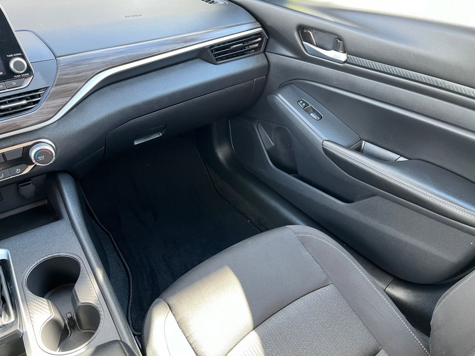 Used 2025 Nissan Altima 2.5 SV FWD image 33
