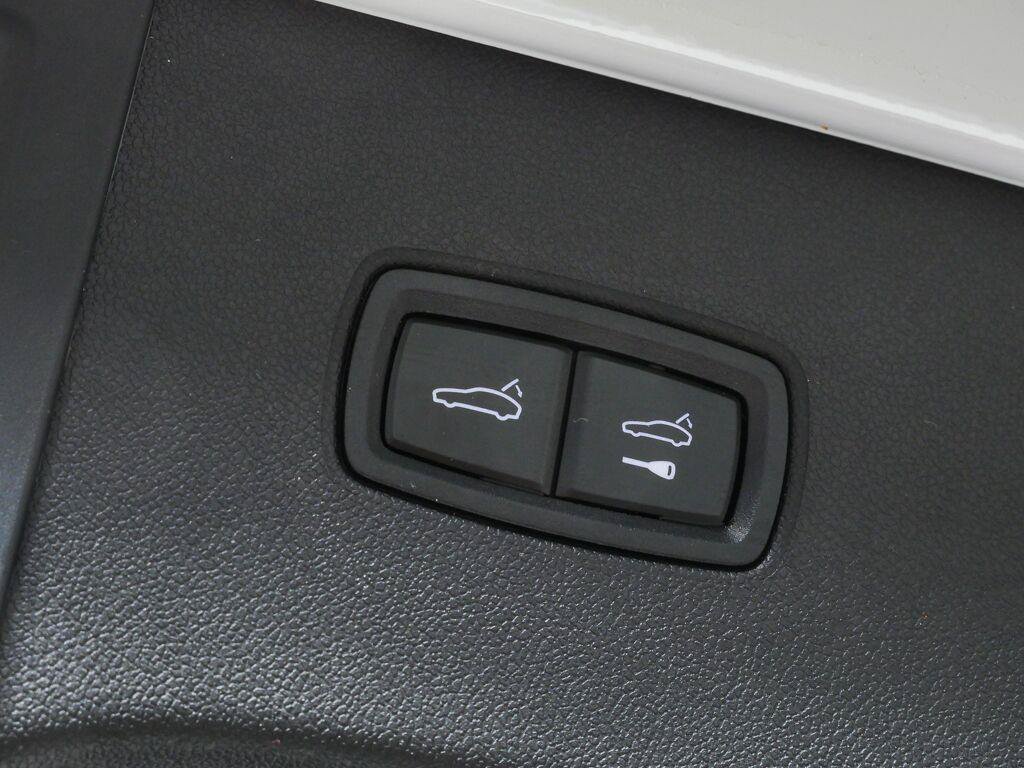 Certified 2025 Porsche Cayenne GTS AWD/4WD image 37