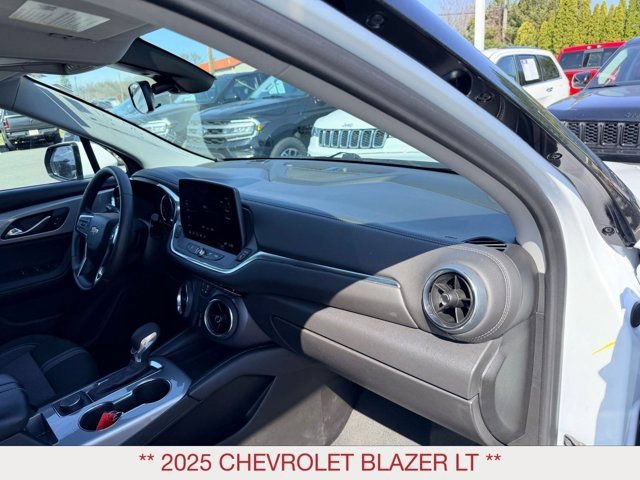 Used 2025 Chevrolet Blazer LT AWD/4WD image 9