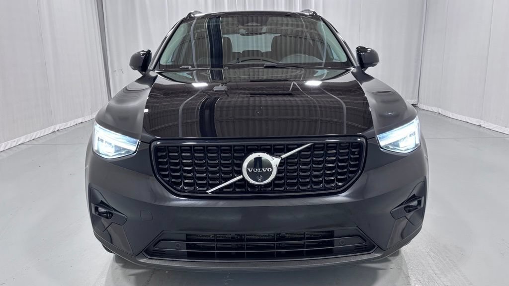 Certified 2025 Volvo XC40 B5 Plus AWD/4WD image 3