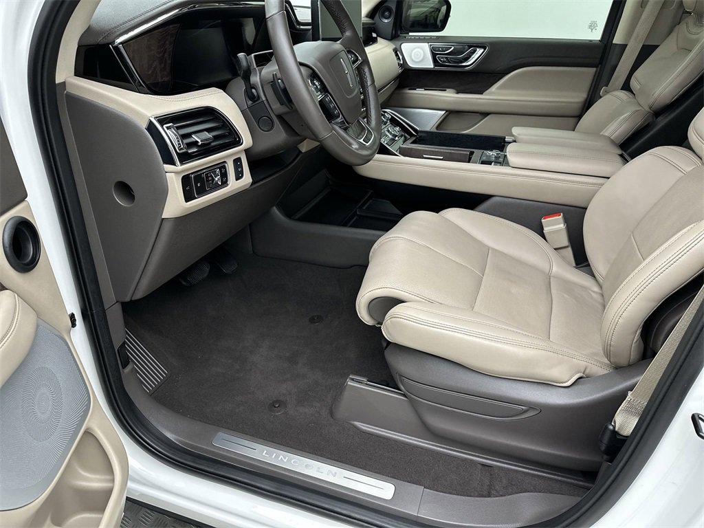 Used 2024 Lincoln Navigator L Reserve image 11