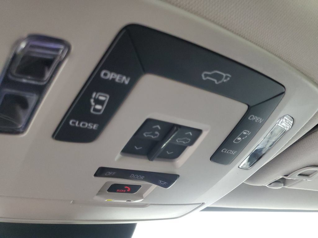 Used 2025 Toyota Sienna XLE w/ XLE Plus Package FWD image 29