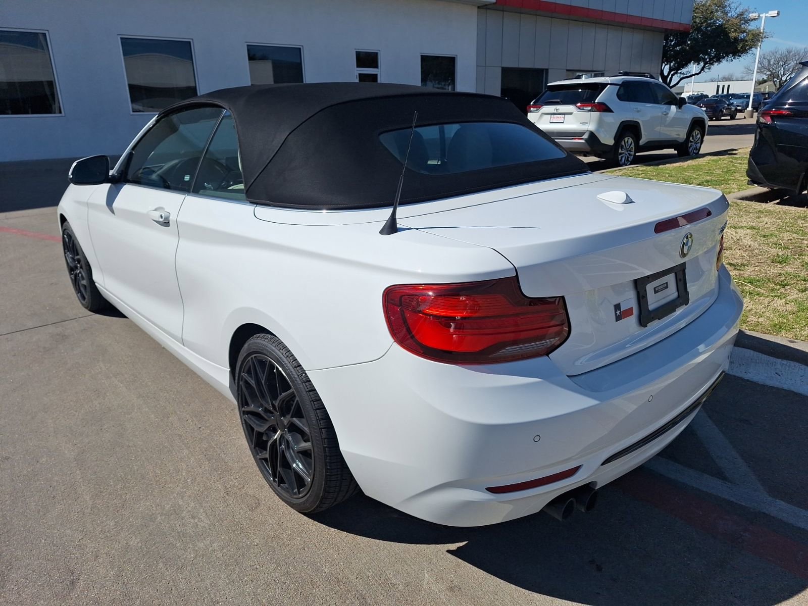 Used 2020 BMW 230i Convertible w/ Premium Package image 4