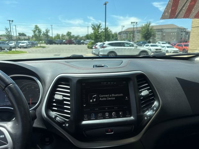 Used 2017 Jeep Cherokee Trailhawk w/ Comfort/Convenience Group AWD/4WD image 14