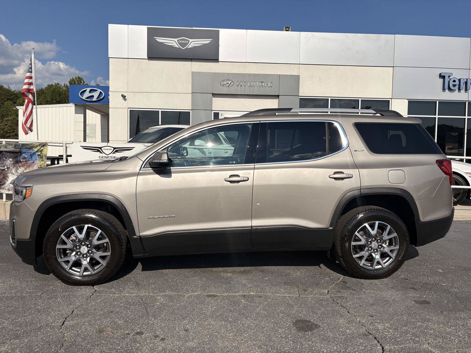 Used 2023 GMC Acadia SLT AWD/4WD image 4
