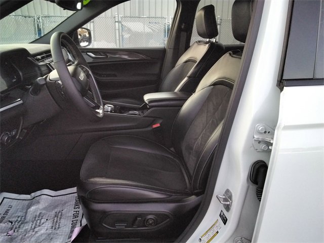 Used 2023 Jeep Grand Cherokee L Laredo image 9