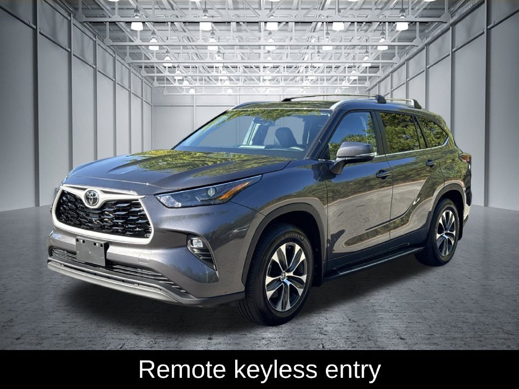 Used 2024 Toyota Highlander XLE AWD/4WD image 3