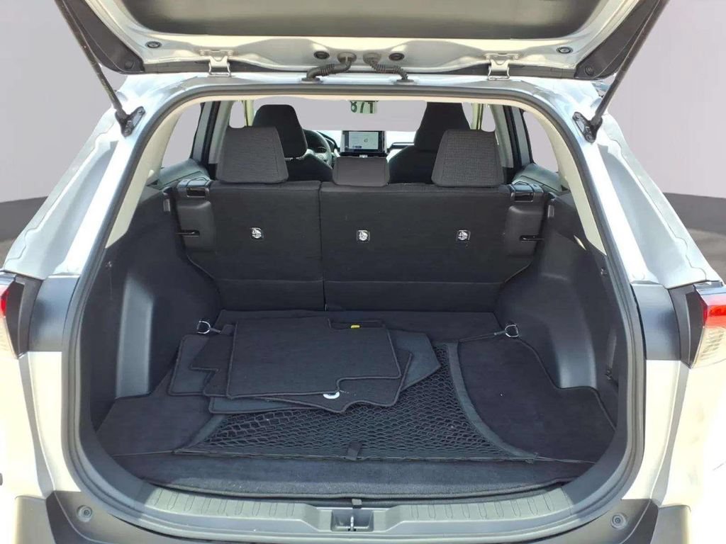 Used 2025 Toyota RAV4 LE AWD/4WD image 9