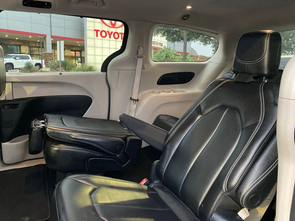 Used 2023 Chrysler Pacifica Touring-L FWD image 11
