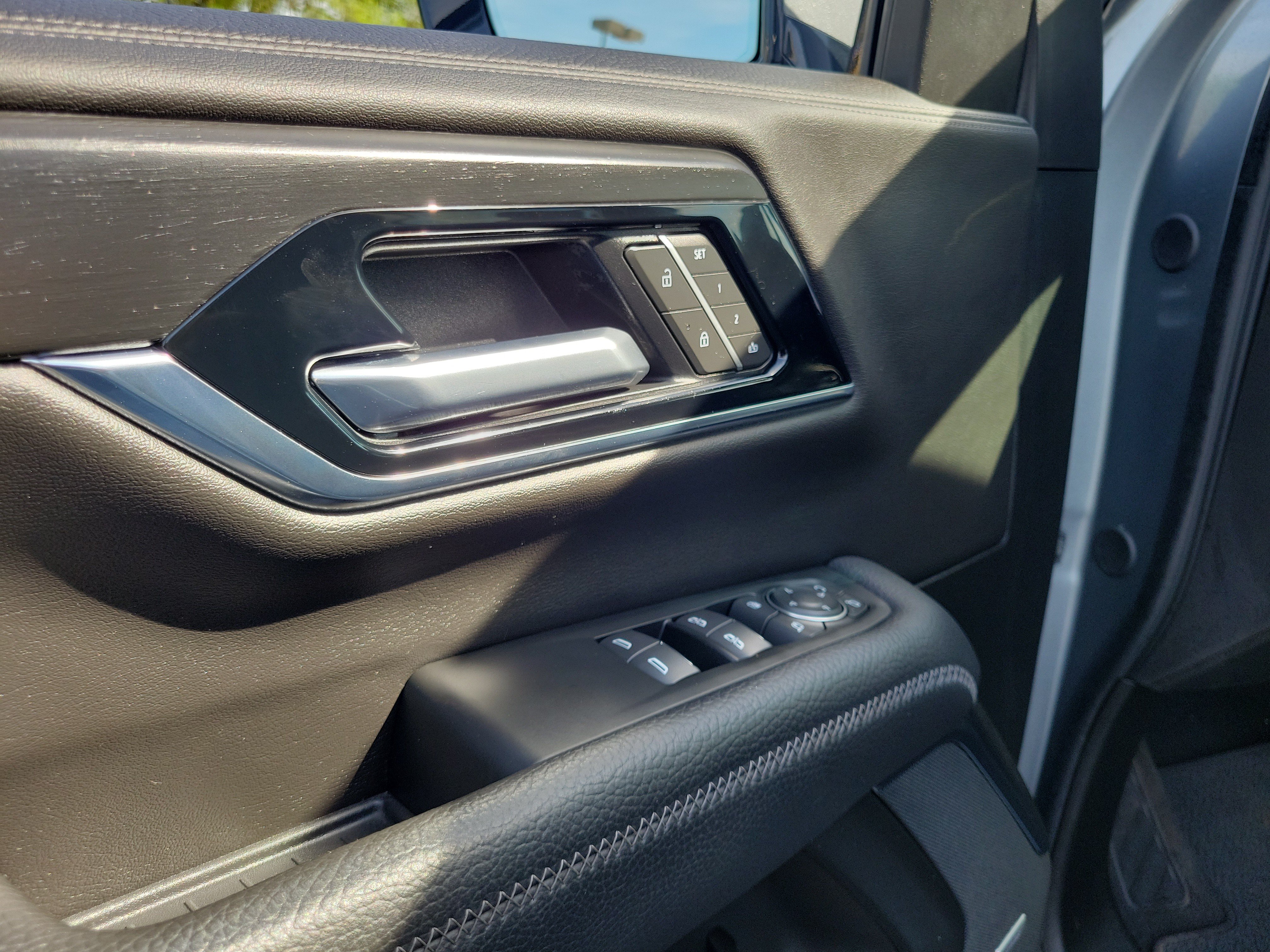 Used 2025 GMC Yukon Denali AWD/4WD image 18