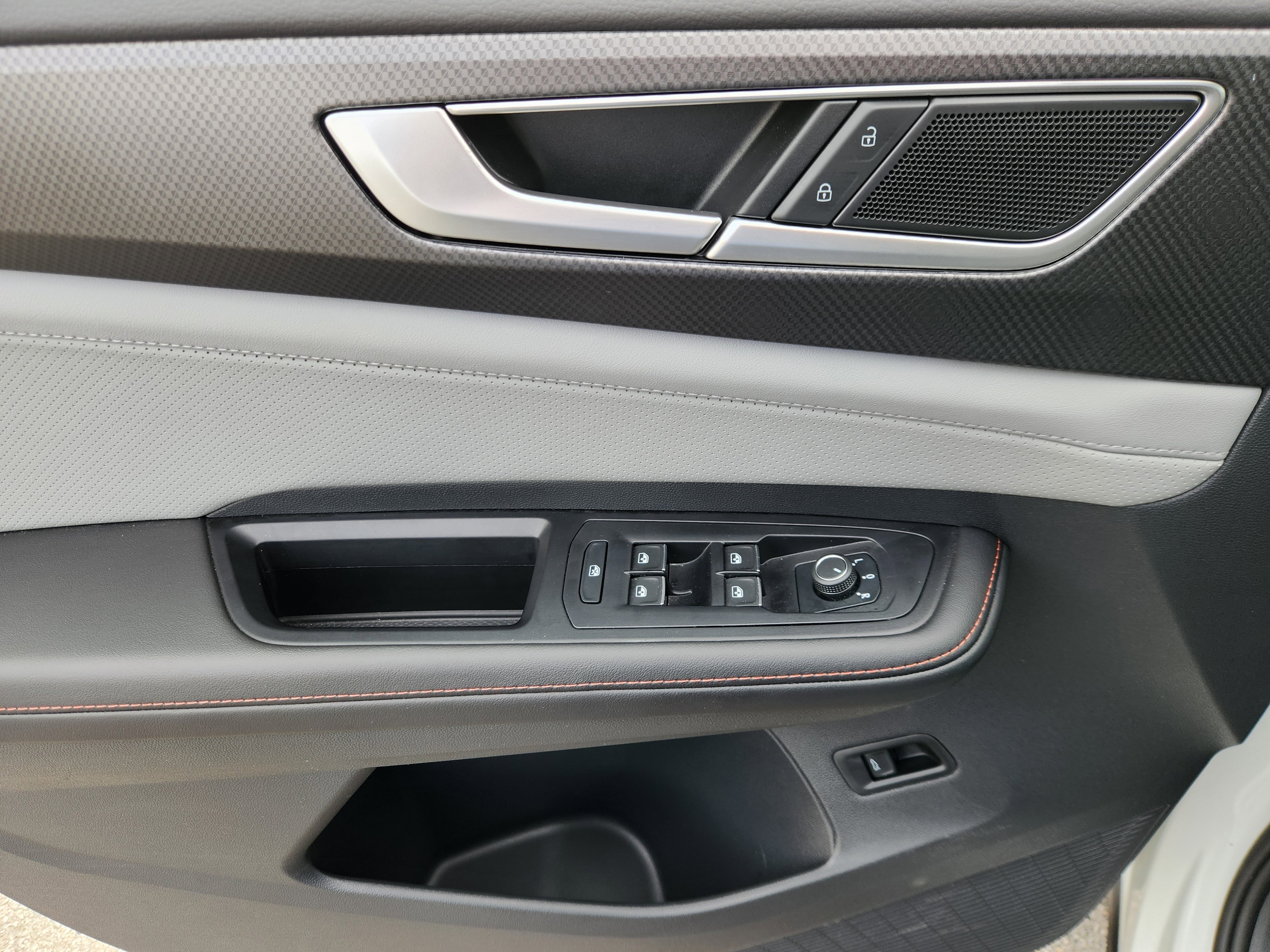 Certified 2025 Volkswagen Atlas Peak Edition SE AWD/4WD image 18