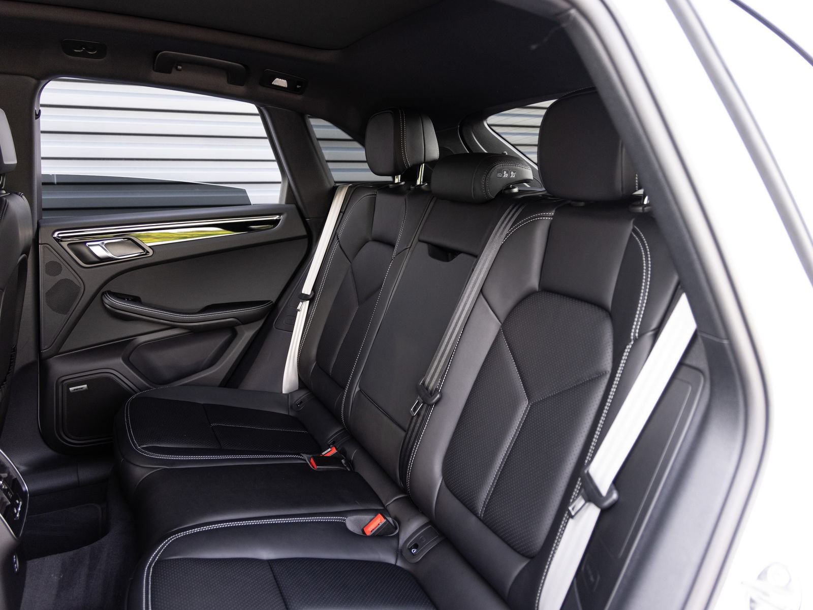 New 2026 Porsche Macan Turbo AWD/4WD image 27
