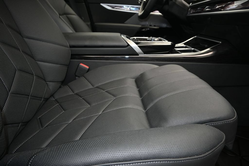 Certified 2026 BMW 740i w/ Executive Package RWD image 25